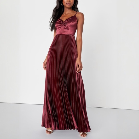 Lulus Dresses & Skirts - NWT lulus exceptional sophistication satin pleated maxi dress in burgundy